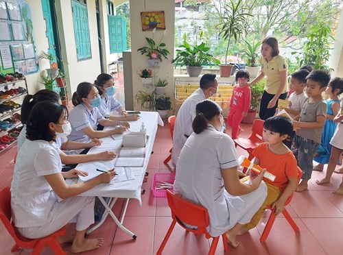 Trường mầm non Trung Mầu tổ chức khám sức khỏe lần 2 cho học sinh năm học 2020 - 2021